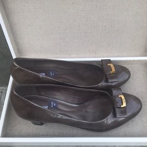 Geox Respira US9 heels with gold hardware.